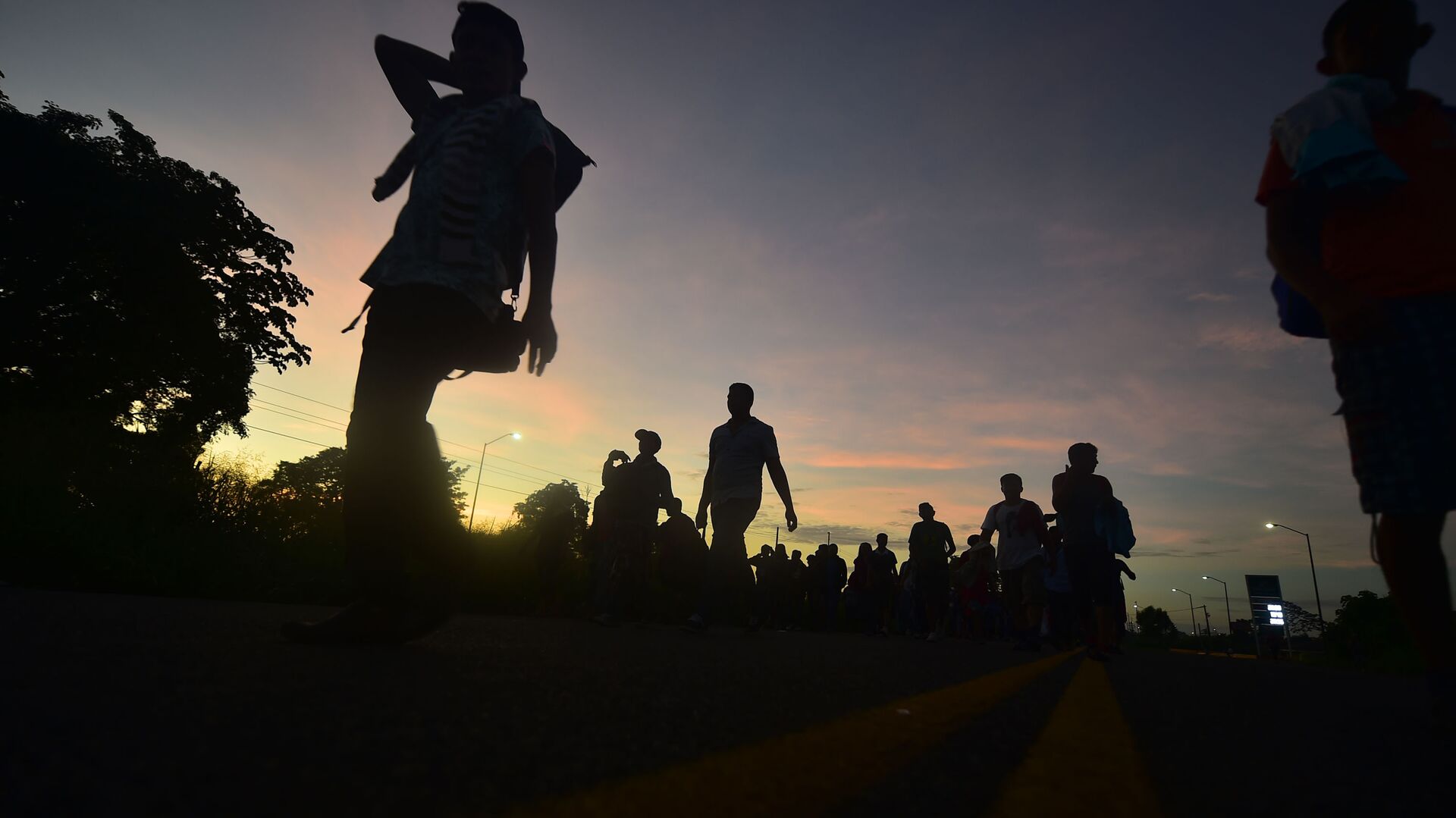 قافلة من المهاجرين يتجهون من المكسيك إلى حدود الولايات المتحدة الأمريكية، 21 أكتوبر/ تشرين الأول 2018 - سبوتنيك عربي, 1920, 25.11.2021