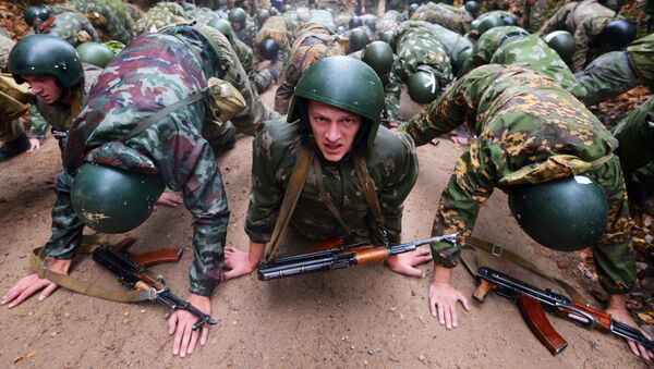 القوات الخاصة البيلاروسية خلال مرحلة التأهيل لاختبار الحق في ارتداء القبعة الحمراء في المركز التدريبي للقوات البيلاروسية بالقرب من مينسك، بيلاروسيا - سبوتنيك عربي