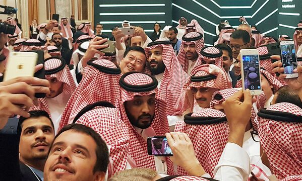 ولي العهد السعودي محمد بن سلمان يلتقط سيلفي مع الجمهور في مؤتمر مبادرة الاستثمار المستقبلي في الرياض، 23 أكتوبر/ تشرين الأول 2018 - سبوتنيك عربي