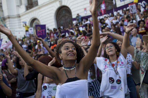 نساء يرقصن خلال مظاهرة لدعم المرشح الرئاسي لحزب العمال فرناندو حداد في ميدان سينيلانديا في ريو دي جانيرو، البرازيل 20 أكتوبر/ تشرين الأول 2018 - سبوتنيك عربي