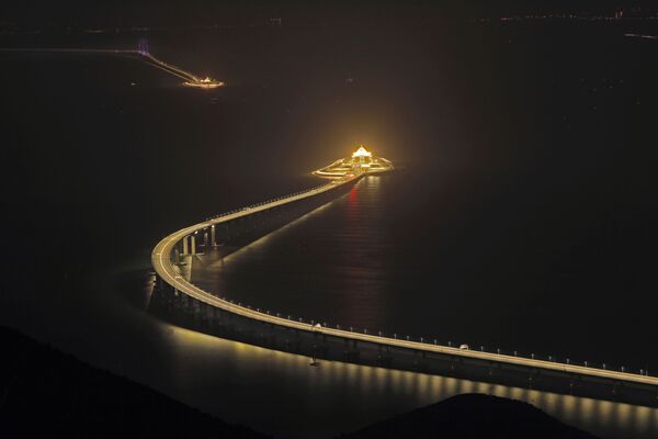 افتتاح جسر في جنوب الصين، بطول وصل لـ55 كيلومترا، وهو أطول جسر بحري في العالم، ليربط بذلك كلا من هونغ كونغ، وماكاو، ومدينة تشوهاي في مقاطعة قوانغدونغ، 21 أكتوبر/ تشرين الأول 2018 - سبوتنيك عربي