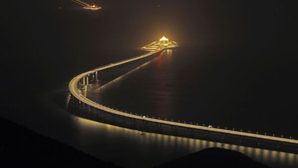 افتتاح جسر في جنوب الصين، بطول وصل لـ55 كيلومترا، وهو أطول جسر بحري في العالم، ليربط بذلك كلا من هونغ كونغ، وماكاو، ومدينة تشوهاي في مقاطعة قوانغدونغ، 21 أكتوبر/ تشرين الأول 2018 - سبوتنيك عربي