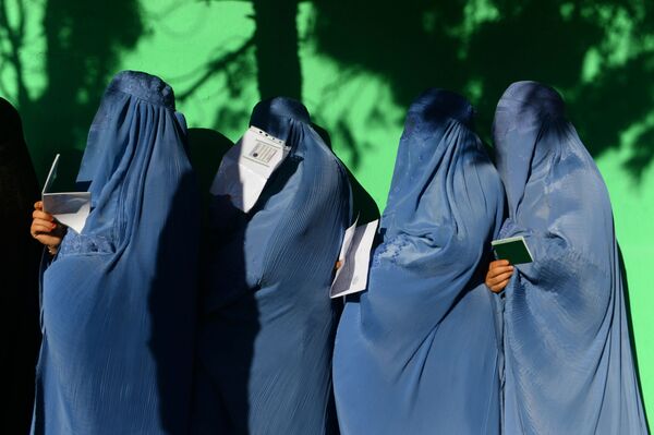 نساء يقفن في طابور بمدينة هرات للإدلاء بأصواتهن في الانتخابات التشريعية في أفغانستان، 20 أكتوبر/ تشرين الأول 2018 - سبوتنيك عربي