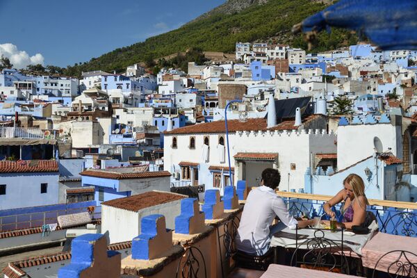سياح يجلوسن على شرفة مطعم يطل على مدينة شفشاون في المغرب - سبوتنيك عربي