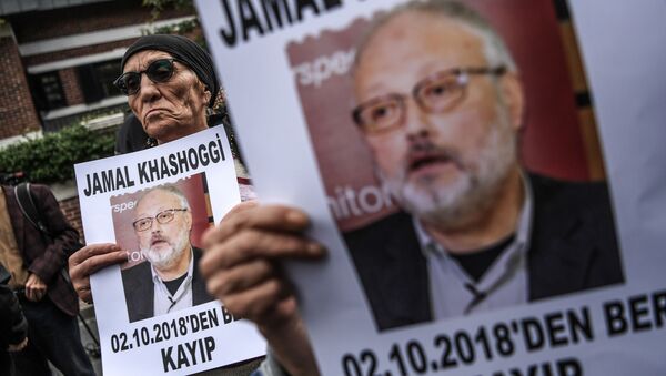 نشطاء يحملون صور الصحفي السعودي جمال خاشقجي في اسطنبول، تركيا 9 أكتوبر/ تشرين الأول 2018 - سبوتنيك عربي