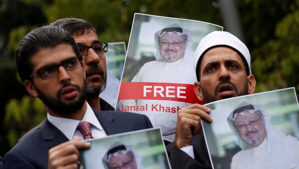 نشطاء يحملون صور الصحفي السعودي جمال خاشقجي في اسطنبول، تركيا 8 أكتوبر/ تشرين الأول 2018 - سبوتنيك عربي