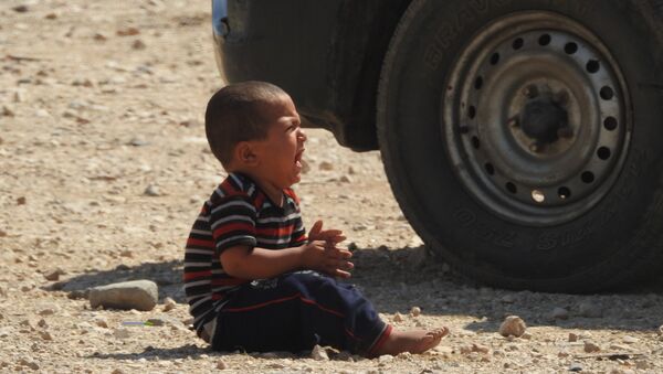 طفل سوري يبكي .. إحدى نتائج الحرب الإرهابية على سوريا - سبوتنيك عربي