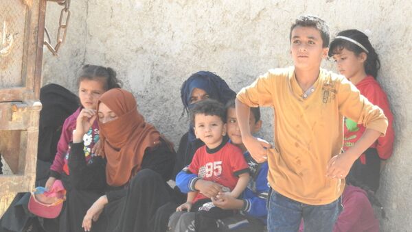 عائلات سورية خرجت من مناطق الإرهابيين في إدلب - سبوتنيك عربي