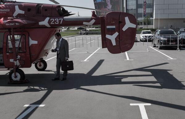 المروحية الحربية كا-226 تيخلال معرض HeliRussia 2015 الدولي الثامن لصناعة المروحيات في موسكو - سبوتنيك عربي