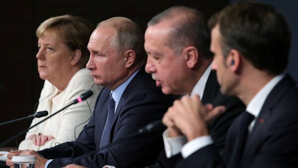 المستشارة الألمانية أنجيلا ميركل والرئيس الروسي فلاديمير بوتين، والرئيس التركي رجب طيب أردوغان، والرئيس الفرنسي إيمانويل ماكرون في اسطنبول، تركيا 27 أكتوبر/ تشرين الأول 2018 - سبوتنيك عربي