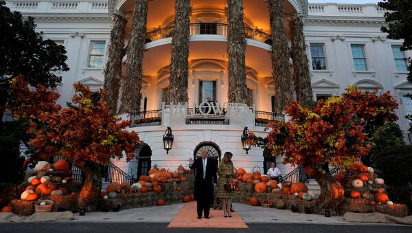 الرئيس الأمريكي دونالد ترامب وزوجته ميلانيا ترامب في البيت الأبيض في احتفالية عيد الهالوين، 28 أكتوبر/تشرين الأول 2018 - سبوتنيك عربي