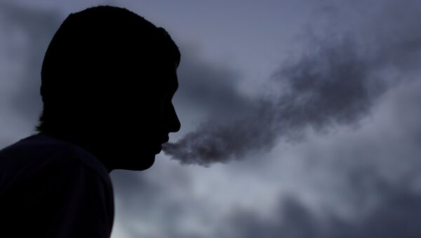 رجل يدخن سيجارة إليكترونية - سبوتنيك عربي