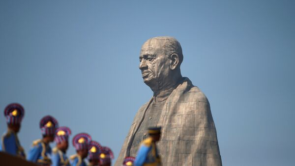 أطول نصب تذكاري الذي يصور ساردار فالابهاباي باتل، وهو أحد المؤسسين للهند،  تمثال الوحدة في غوجارات، الهند 31 أكتوبر/ تشرين الأول 2018 - سبوتنيك عربي