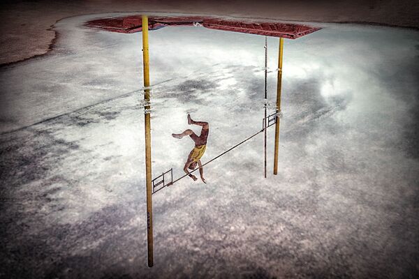 صورة بعنوان Reflection pole vault، للمصور أجورياغيرا سيز بيدرو لويس، الحاصل على المرتبة الأولى في فئة الرياضات - سبوتنيك عربي