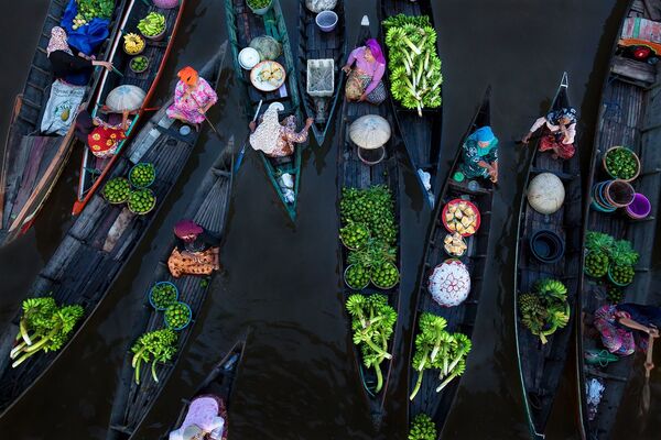 صورة بعنوان Floating Market، للمصور سينا فالكر، الحاصل على المرتبة الأولى في فئة إثارة الألوان - سبوتنيك عربي