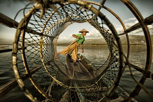 صورة بعنوان Fisherman at Inle Lake، للمصور ينجي بان، الحاصل على المرتبة الأولى في فئة ما تحت العشرين - سبوتنيك عربي