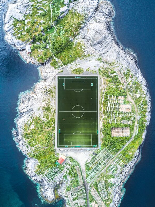 صورة بعنوان Henningsvær Football Field، للمصور ميشا دي-سترويف، الحاصل على المرتبة الثانية في فئة الهندسة المعمارية والمساحات الحضرية - سبوتنيك عربي