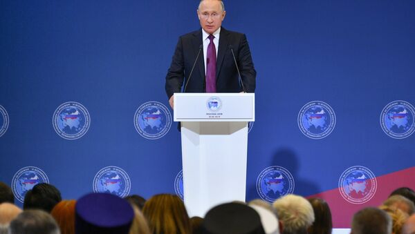 الرئيس فلاديمير بوتين في المؤتمر العالمي للمواطنين الذين يعيشون بالخارج، موسكو 31 أكتوبر/ تشرين الأول 2018 - سبوتنيك عربي