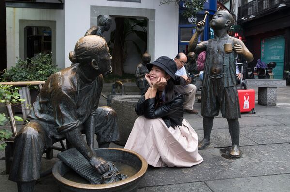 تماثيل برونزية في شارع المشاة في مدينة هانغتشو في الصين - سبوتنيك عربي