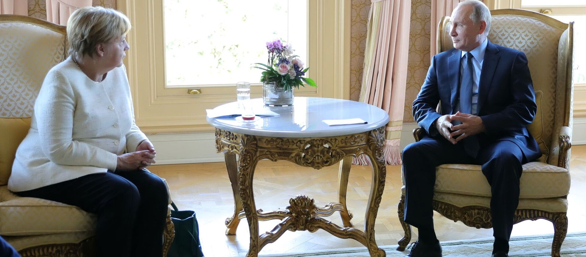  المستشارة الألمانية أنجيلا ميركل والرئيس الروسي فلاديمير بوتين في اسطنبول، تركيا 27 أكتوبر/ تشرين الأول 2018 - سبوتنيك عربي, 1920, 15.07.2020