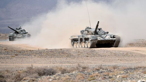 دبابات تي-72 خلال التدريبات العسكرية فزايموديستفي - 2018 - سبوتنيك عربي