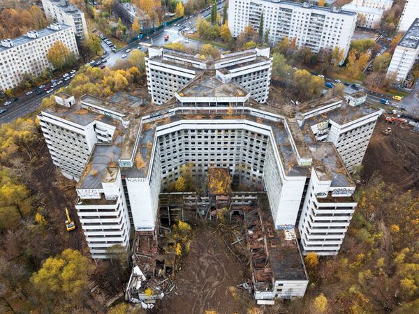 بدء أعمال الهدم بمبنى مستشفى غير مكتمل (من زمن الاتحاد السوفيتي) في شارع كلينسكايا في حي خوفرينو بموسكو - سبوتنيك عربي