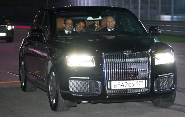 الرئيس فلاديمير بوتين يصطحب الرئيس المصري عبدالفتاح السيسي بجولة في سيارته الجديدة في سوتشي 17 أكتوبر/ تشرين الأول 2018 - سبوتنيك عربي