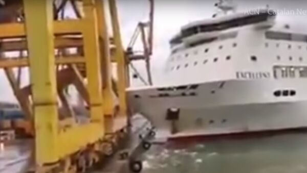سفينة تصطدم برافعة في ميناء برشلونة - سبوتنيك عربي