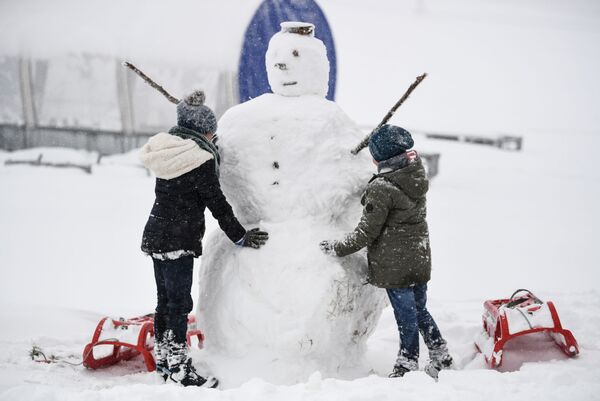 أطفال يصنعون رجل الثلج في فيلدبرغ، ألمانيا 28 أكتوبر/ تشرين الأول 2018 - سبوتنيك عربي