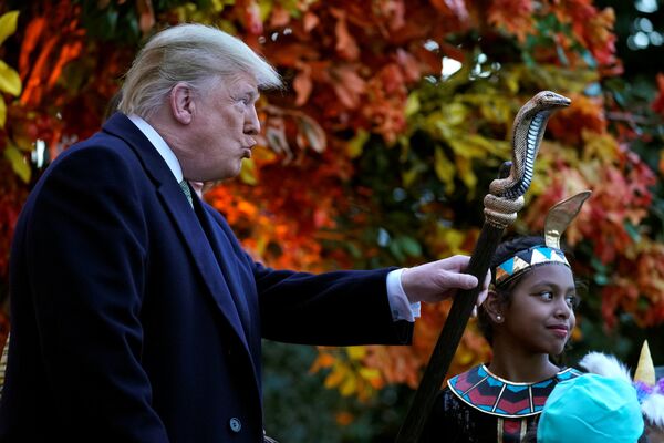 الرئيس الأمريكي دونالد ترامب وزوجته يحتفلان بعيد الـ هالوين، ويحمل عصا فرعون 28 أكتوبر/ تشرين الأول 2018 - سبوتنيك عربي