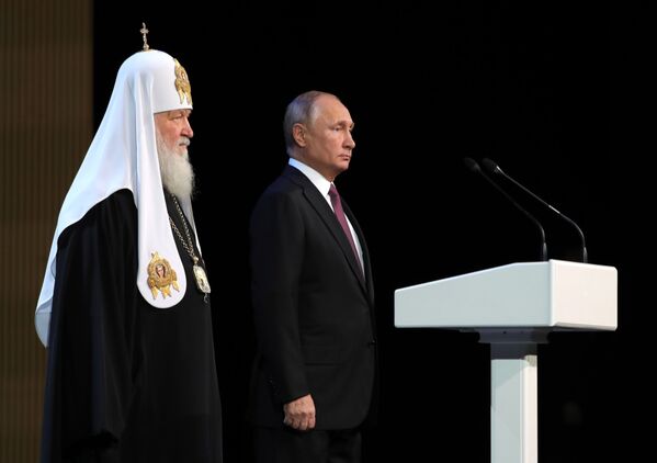 الرئيس فلاديمير بوتين والبطريرك كيريل، بطريرك موسكو وعموم روسيا في الجلسة العامة لمجلس الشعب الروسي - سبوتنيك عربي
