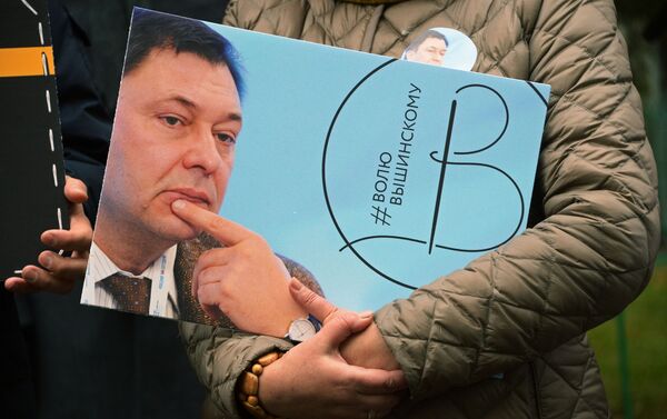 وقفة تضامنية مع الصحفي الروسية المحتجز كيريل فيشينسكي في أوكرانيا، أمام مبنى الخارجية الروسية في موسكو - سبوتنيك عربي