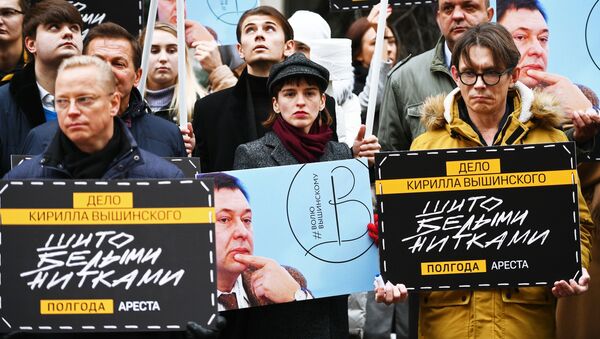 وقفة تضامنية مع الصحفي الروسية المحتجز كيريل فيشينسكي في أوكرانيا، أمام مبنى السفارة الأوكرانية في موسكو - سبوتنيك عربي