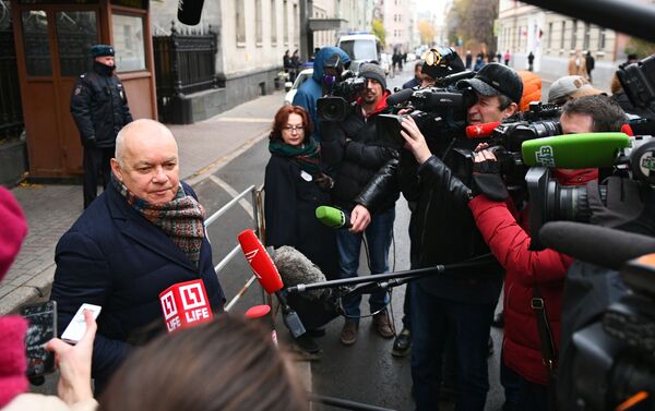 وقفة تضامنية مع الصحفي الروسية المحتجز كيريل فيشينسكي في أوكرانيا، أمام مبنى السفارة الأوكرانية في موسكو - سبوتنيك عربي