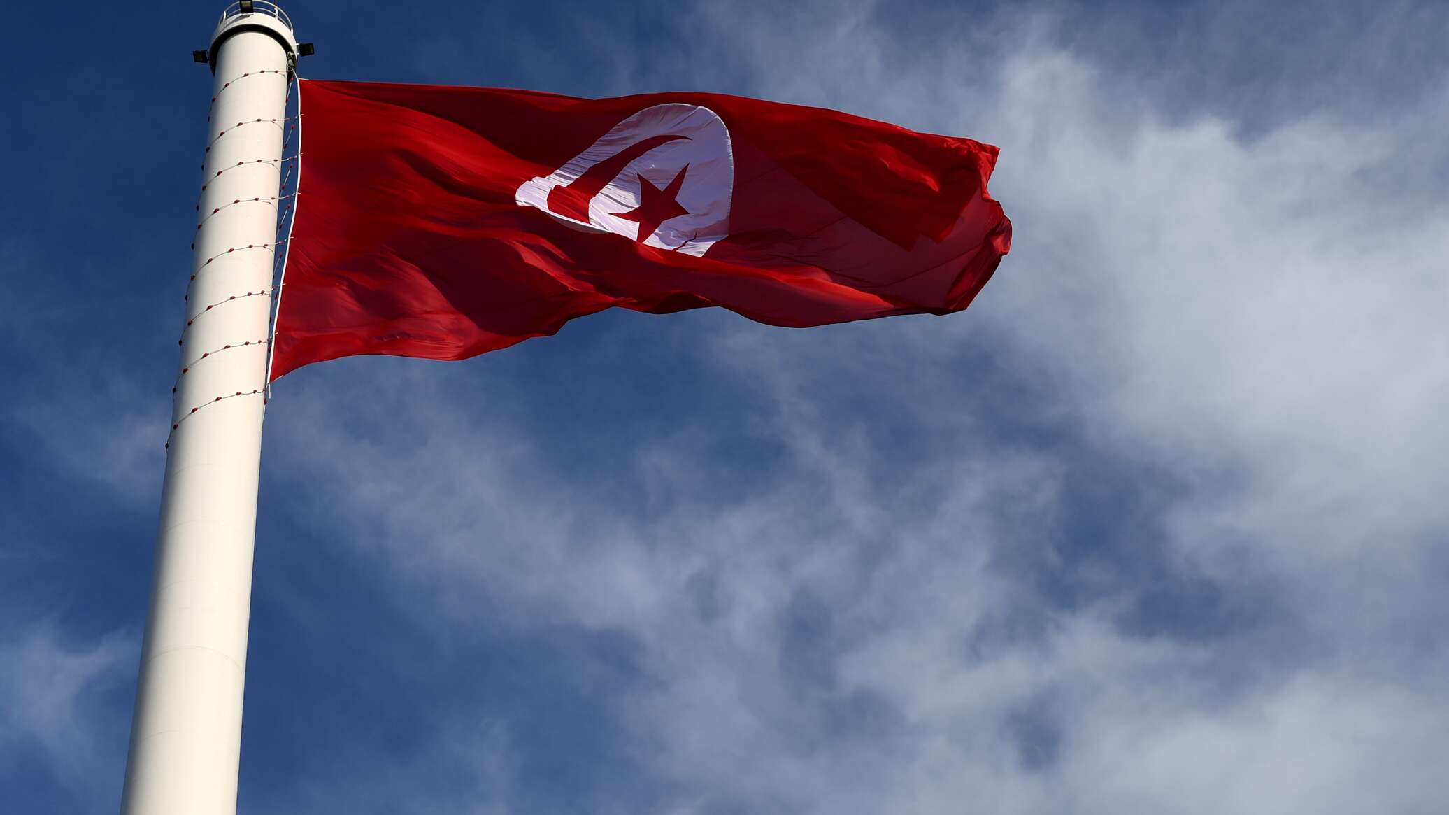 اقتصادي تونسي يستبعد تخلف بلاده عن تسديد ديونها ويوضح أسباب تفاقم الأزمة الاقتصادية