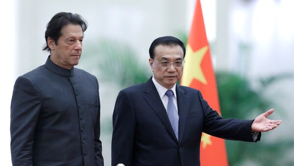 رئيس الوزراء الباكستاني عمران خان مع نظيره الصيني لي كه تشيانغ في العاصمة الصينية بكين، 2 نوفمبر/تشرين الثاني 2018 - سبوتنيك عربي