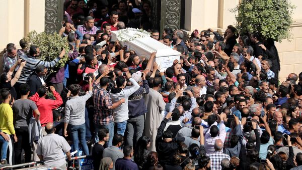 مشيعون يحملون نعشًا خلال جنازة المسيحيين الأقباط الذين قتلوا في هجوم في المنيا - سبوتنيك عربي