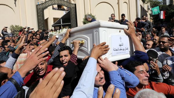 مشيعون يحملون نعشًا خلال جنازة المسيحيين الأقباط الذين قتلوا في هجوم في المنيا - سبوتنيك عربي
