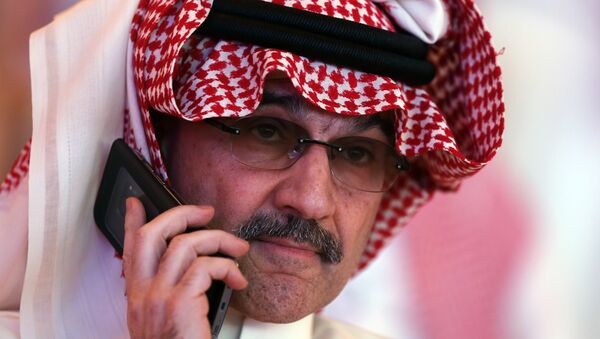 الملياردير السعودي الأمير الوليد بن طلال يتحدث على هاتفه المحمول أثناء حضوره المؤتمر الثاني لمبادرة الاستثمار المستقبلي في الرياض - سبوتنيك عربي