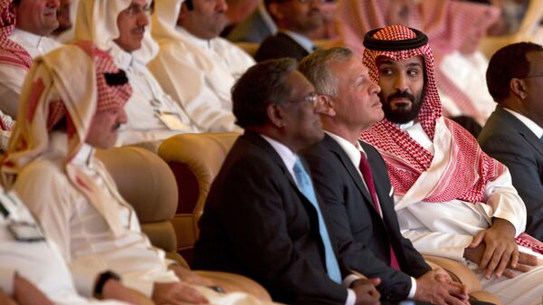 ولي العهد السعودي محمد بن سلمان ينظر إلى الملياردير السعودي الأمير الوليد بن طلال إلى اليسار  بينما يجلس بجانبه العاهل الأردني الملك عبد الله الثاني خلال مؤتمر مبادرة الاستثمار المستقبلية في الرياض - سبوتنيك عربي