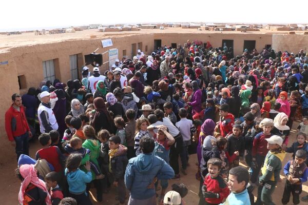 بعد وصولهم بحماية روسية.. فرق الهلال الأحمر السوري تبدأ تلقيح أطفال مخيم الركبان بعد وصولهم بحماية روسية.. فرق الهلال الأحمر السوري تبدأ تلقيح أطفال مخيم الركبان - سبوتنيك عربي