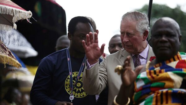 ولي عهد بريطانيا الأمير تشارلز يلوح للجماهير في زيارته لغانا، 4 نوفمبر/تشرين الثاني 2018 - سبوتنيك عربي
