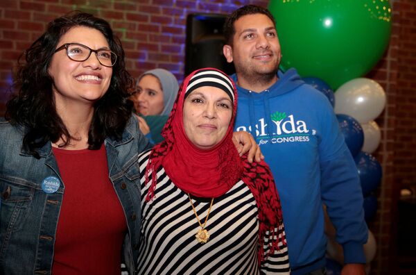 عضو الحزب الديمقراطي في الكونغرس الأمريكي، رشيدة طليب، ذات أصول فلسطينية مع والدتها خلال الاحتفال بالفوز في الانتخابات النصفية - سبوتنيك عربي
