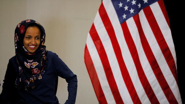 أول محجبة من جذور صومالية، إلهان عمر، تدخل الكونغرس الأمريكي - سبوتنيك عربي