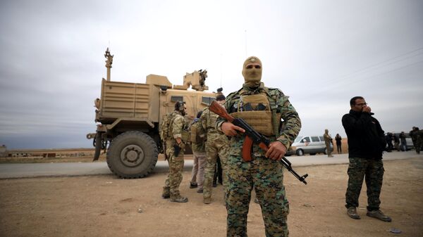 الحسكة... قوات سوريا الديمقراطية مع عناصر من الجيش الامريكي خلال دورية مشتركة - سبوتنيك عربي