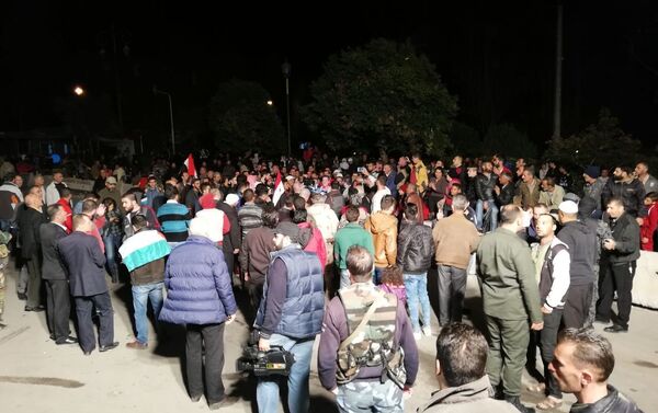 حشود شعبية في ساحة السويداء جنوب سوريا بانتظار وصول المختطفين بعد تحريرهم من قبضة داعش - سبوتنيك عربي