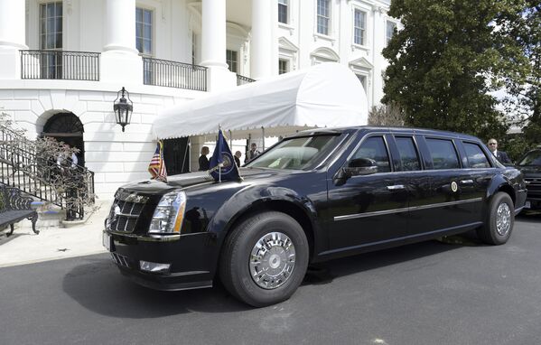 الرئيس الأمريكي دونالد ترامب في سيارة ليموزين مدرعة جديدة من طراز كاديلاك - سبوتنيك عربي