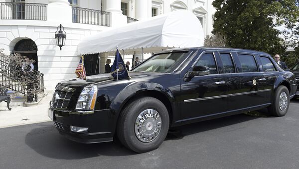 الرئيس الأمريكي دونالد ترامب في سيارة ليموزين مدرعة جديدة من طراز كاديلاك - سبوتنيك عربي