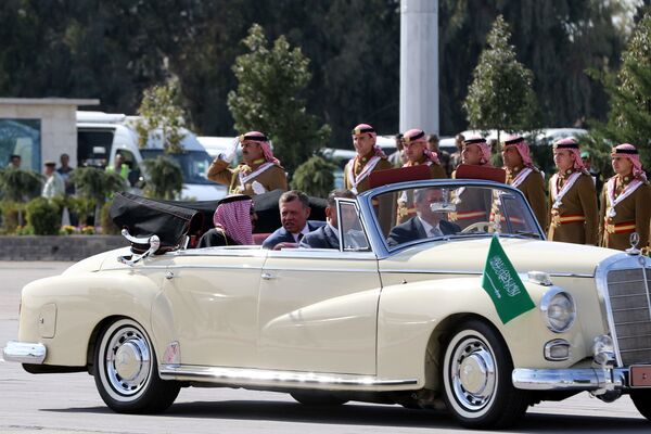 ملك السعودية سلمان بن عبد العزيز آل سعود وملك الاردن عبدالله الثاني في مطار عمان - سبوتنيك عربي