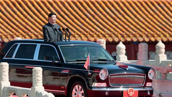 رئيس جمهورية الصين الشعبية شي جين بينغ قبل بدء العرض العسكري بمناسبة الذكرى السبعين لانتهاء الحرب العالمية الثانية - سبوتنيك عربي